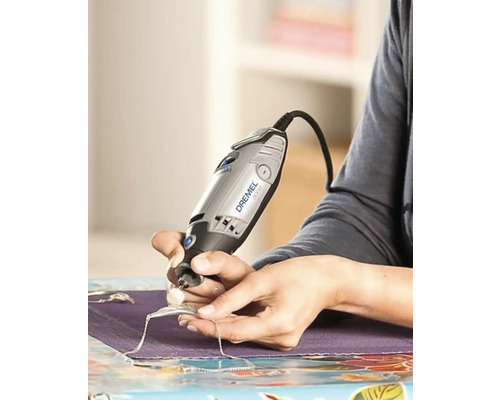 Dremel Multifunktionswerkzeug 3000 beim Bearbeiten eines Schmuckstücks