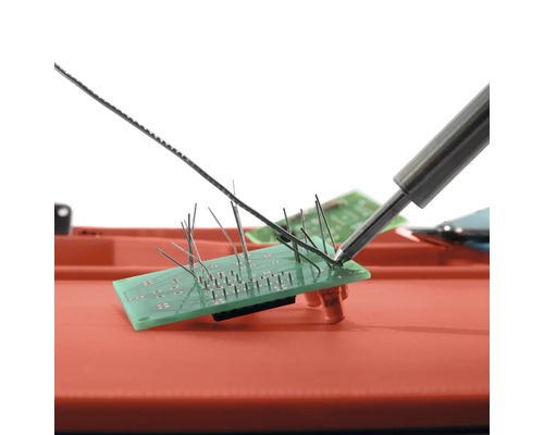 Lötkolben beim Löten einer Platine