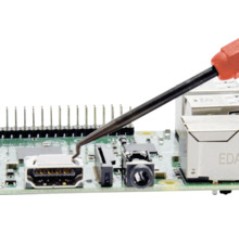 Elektronikplatine mit Lötkolben