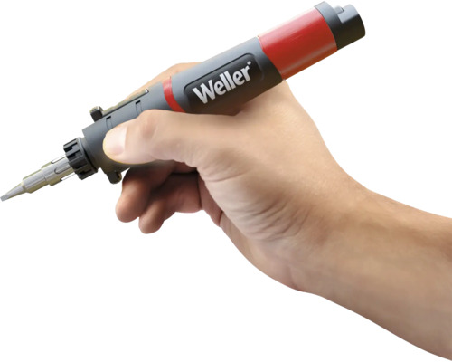 Eine Hand hält einen Gaslötkolben der Marke Weller.