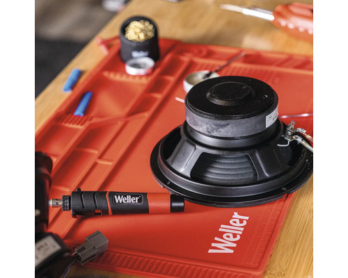 Lötkolben, Lautsprecher und Zubehör auf einer hitzebeständigen Matte