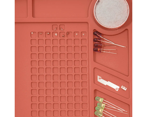 Elektronikbauteile auf einer Silikonmatte für Reparaturen