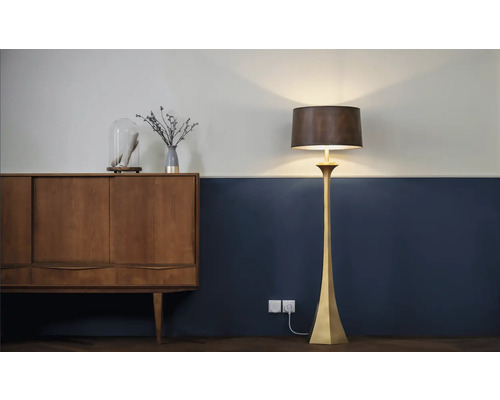 Stehleuchte neben einem Sideboard im Wohnzimmer