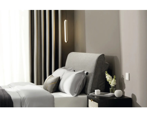 Schlafzimmer mit Bett, Nachttisch und Beleuchtung