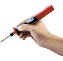 Eine Hand hält einen Weller Lötkolben.