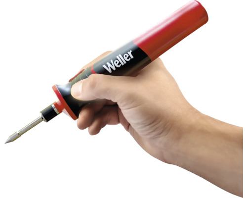 Eine Hand hält einen Weller Lötkolben.