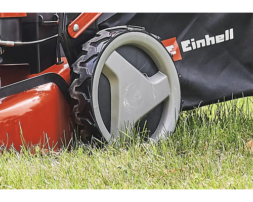Detailansicht eines Rasenmähers mit Fangkorb der Marke Einhell auf Rasen