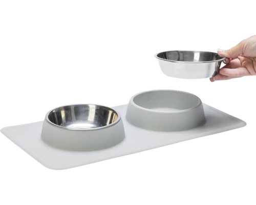 Doppelter Hundenapf mit Edelstahleinsätzen und einer Hand, die einen Napf hält