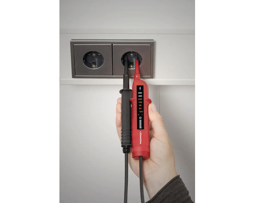 Spannungsprüfer im Einsatz an einer Steckdose