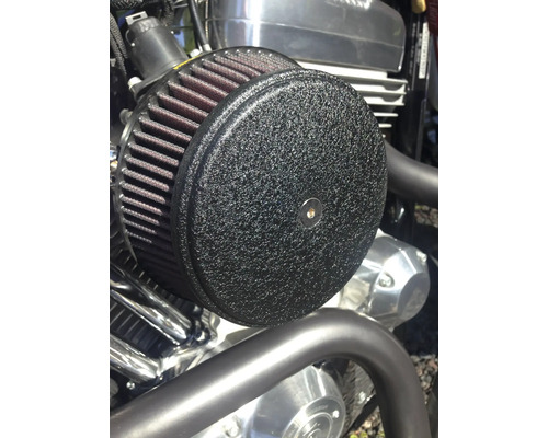 Motorradluftfilter mit schwarzer Abdeckung