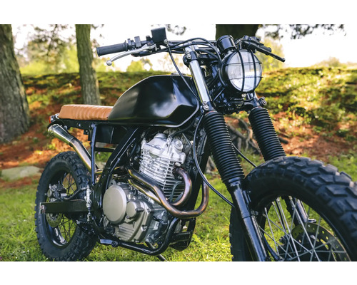 Motorrad mit Ledersitz und Scheinwerfer im Freien