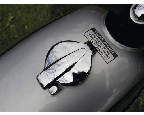 Kraftstofftank eines Motorrads mit Tankdeckel und Aufkleber mit Sicherheitshinweisen