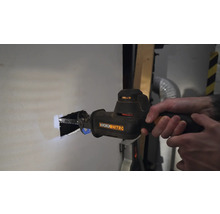 Eine Person sägt mit einer Säbelsäge ein Loch in eine Wand. Werkzeug von Worx Nitro.