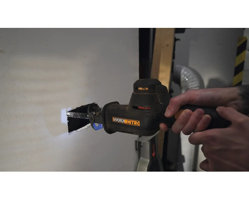 Eine Person sägt mit einer Säbelsäge ein Loch in eine Wand. Werkzeug von Worx Nitro.