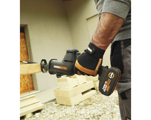 Eine Person benutzt eine Akku-Säbelsäge von Worx Nitro, um ein Holzbrett zu schneiden.