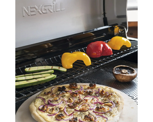 Nexgrill Grill mit Pizza, Zucchini, Paprika und Pilzen auf dem Grillrost.