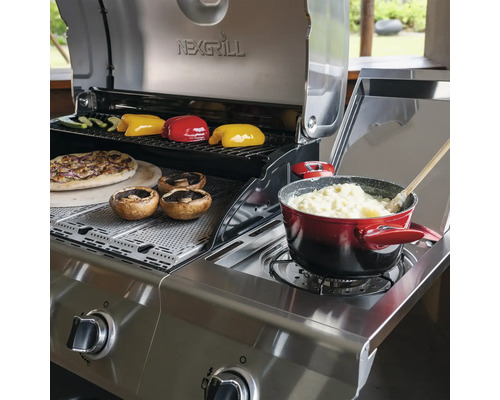 Nexgrill Grill mit Gemüse, Pizza, Pilzen und einem Topf mit Kartoffelpüree.
