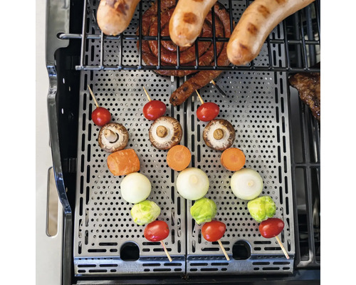 Grill mit Würstchen und Gemüse auf Spießen