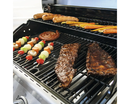 Grill mit Gemüse-, Wurst- und Fleischspießen sowie Rippchen