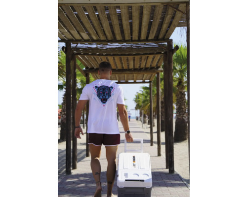 Mann mit Kühlbox am Strand