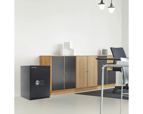 Geldkassette mit Zahlenschloss im Büroumfeld