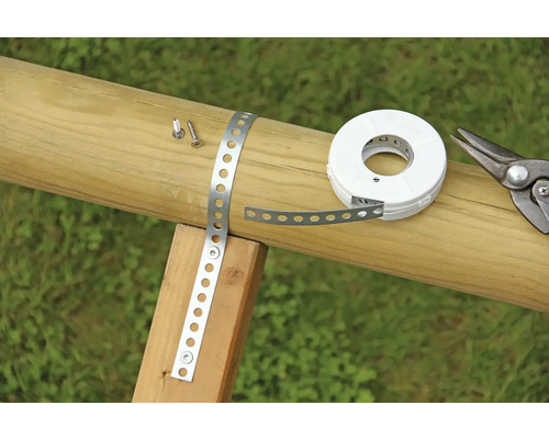 Lochband auf einer Holzkonstruktion mit Schrauben und einer Blechschere