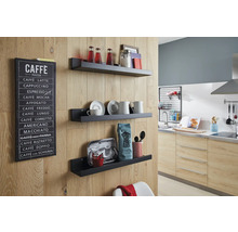 Dekorative schwarze Wandregale mit Küchenutensilien und einem Kaffeemenü-Schild in einer modernen Küche.