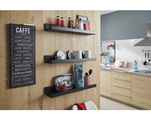 Dekorative schwarze Wandregale mit Küchenutensilien und einem Kaffeemenü-Schild in einer modernen Küche.