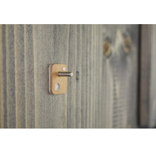 Nahaufnahme einer Schraube mit Halterung an einer Holzwand