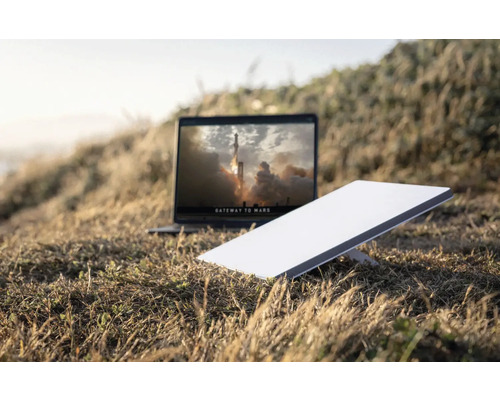 Starlink Satelliten-Internetsystem mit Laptop im Gras