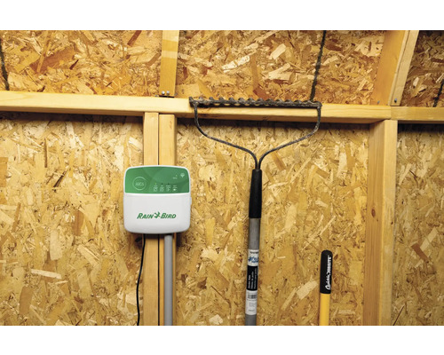 Rain Bird Logo, ARCO Steuergerät zur Bewässerung mit Rechen und Gartengeräten