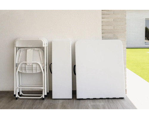 Klapptisch und Klappstuhl aus Kunststoff, zusammengeklappt