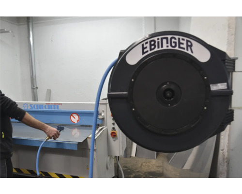 EBIINGER Druckluftschlauchaufroller mit Druckluftpistole in Werkstatt