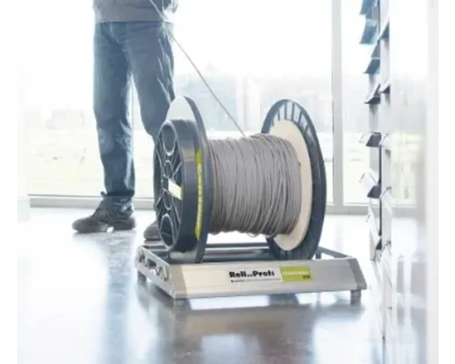 Kabeltrommel mit Kabel auf Rollwagen