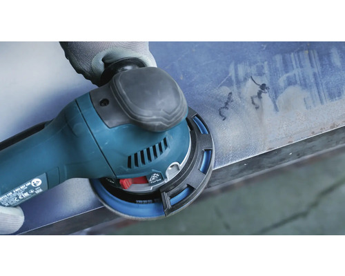 Rotationsschleifer beim Schleifen einer Metalloberfläche