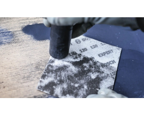 Schleifen einer Oberfläche mit Schleifpapier und Schleifklotz