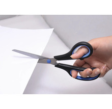 Eine Hand schneidet Papier mit einer Schere