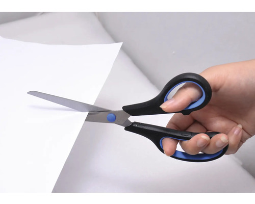 Eine Hand schneidet Papier mit einer Schere
