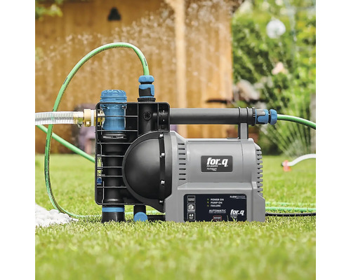 For Q Hauswasserwerk mit Schlauch auf Rasen