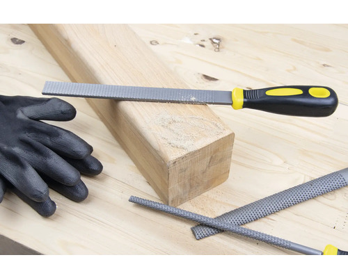 Holzraspel mit Holzstück und Arbeitshandschuh