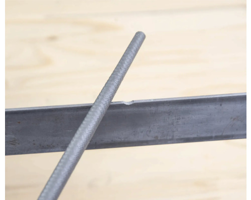 Rundfeile im Einsatz an einem Metallstück