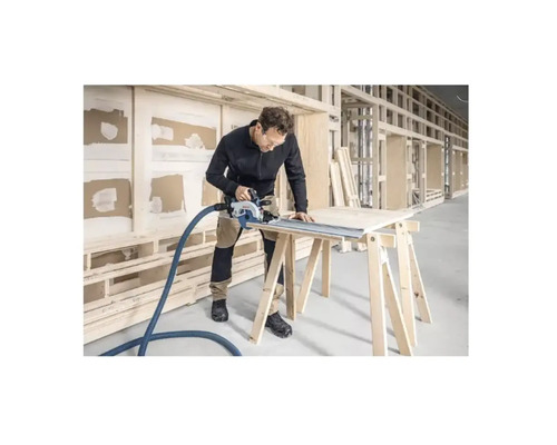 Handwerker sägt Holzplatte mit einer Handkreissäge auf einer Werkbank