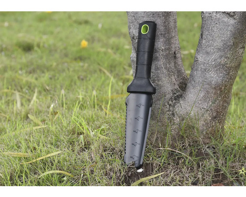 Gartengerät mit Griff und Messskala an einem Baum lehnend