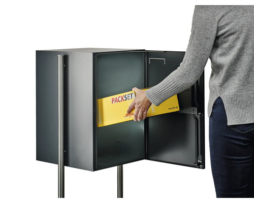 Person legt ein Paket in einen Paketkasten