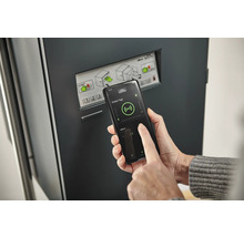 Eine Person bedient eine Paketbox mit einer Smartphone-App.
