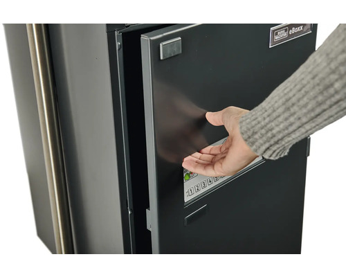 Geöffnete Tür eines Paketkastens