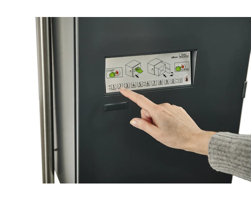 Nahaufnahme einer Hand, die eine Zahl auf einem elektronischen Tastenfeld einer Übergabestation für Pakete drückt.