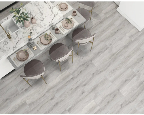 Helles Wohnzimmer mit Holzboden und Essbereich mit Kücheninsel