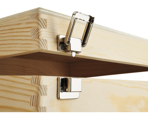 Detailansicht eines Holzschrankes mit Metallverschluss