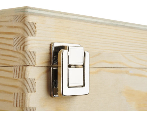 Detailaufnahme einer Holzkiste mit Metallverschluss